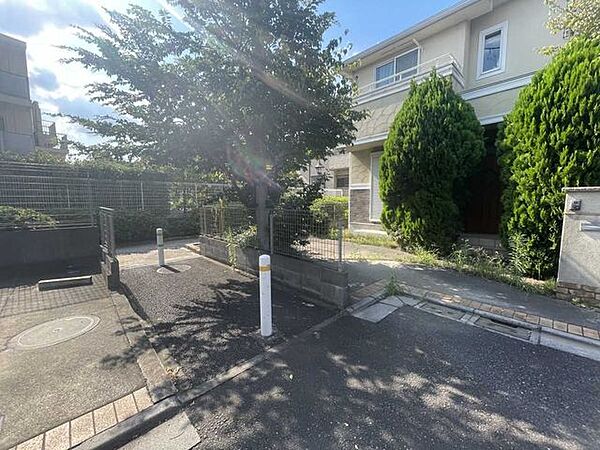 前面道路から敷地南西側を撮影