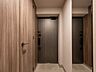 玄関：シューズインクローゼット（写真左手）を備えています