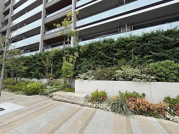 1階住戸ですが、歩道面から約1m高く視線が気になりにくい設計です。