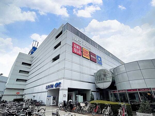 リヴィン オズ大泉店 600m