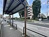 周辺： バス停「小関」 180m