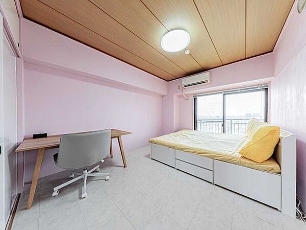 フロアマットを上から敷いて、洋室風にしております。