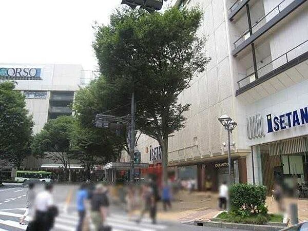 伊勢丹　浦和店 560m