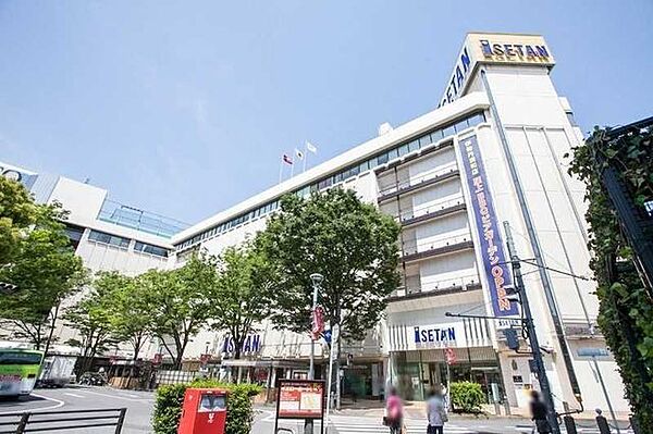 伊勢丹浦和店 260m