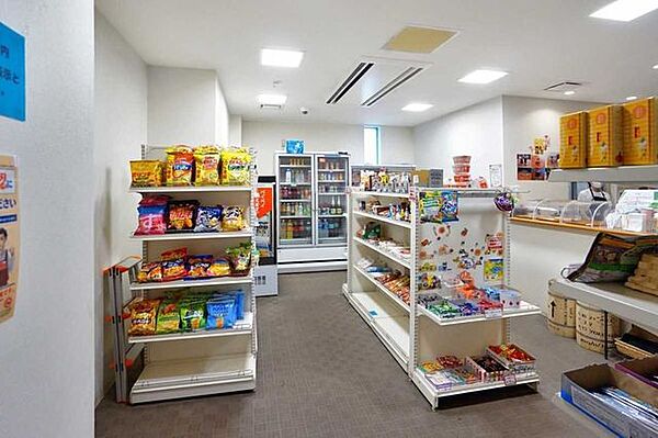 ミニショップ軽食や飲料、生活用品を取り揃えています。