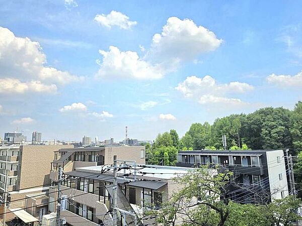 バルコニーからは別所沼公園の緑を望みます(ズーム無)