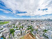前面に遮る建物が少なく、開放感のある眺望が特徴です