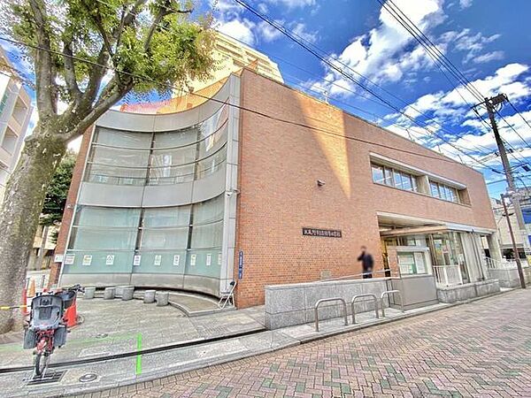 武蔵野市立吉祥寺図書館 880m