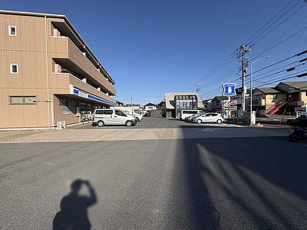 ローソン千葉仁戸名町店 180m