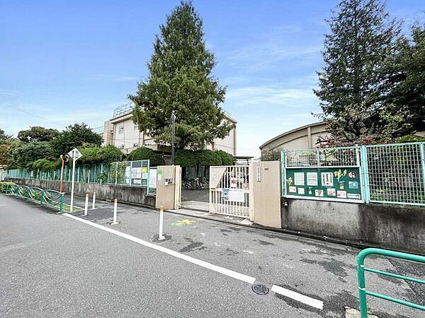 杉並区高井戸第四小学校 907m