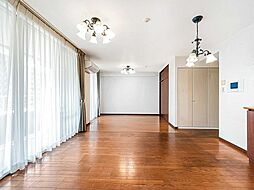 エアーズシティシーズンコート 3LDKのリビング/ダイニング