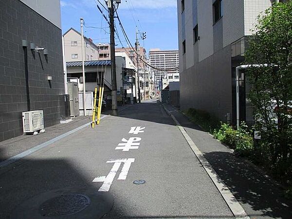 西側前面道路