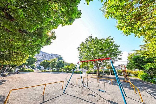 瀬戸ヶ谷町第三公園 200m