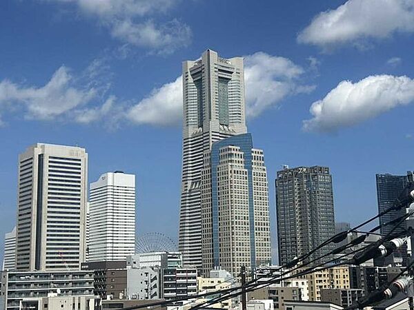 ルーフバルコニーからランドマークタワーを一望できます（2倍率撮影）。