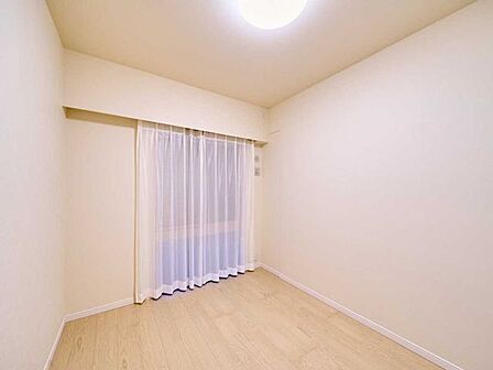 窓の先は玄関ポーチ内/クローゼット有り/エアコン設置可能