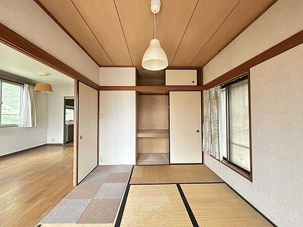 約6帖の和室は、襖を開けると約11帖のリビング・ダイニングと繋がります。