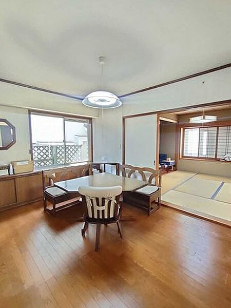 家具・調度品は価格に含まれません。