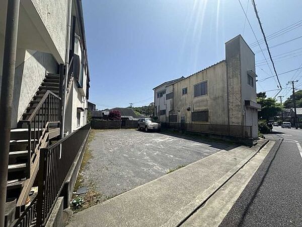 敷地内西側駐車場