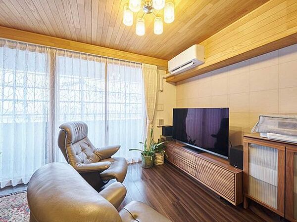 大規模修繕中　壁はエコカラット、窓は二重サッシです。