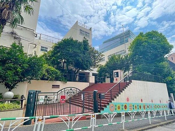 渋谷区立神南小学校 230m