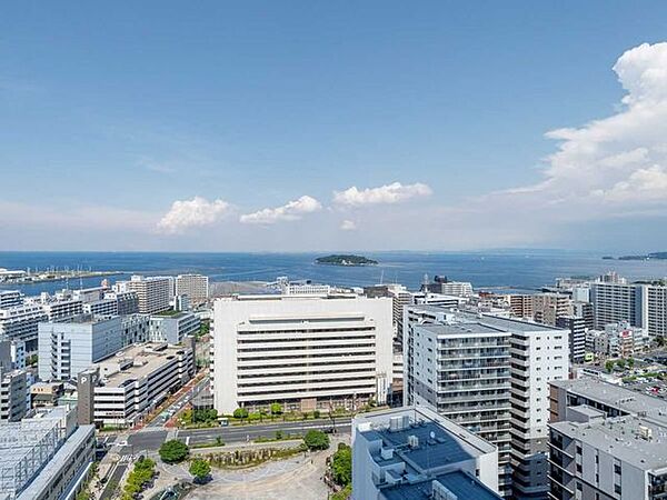 猿島も臨みます