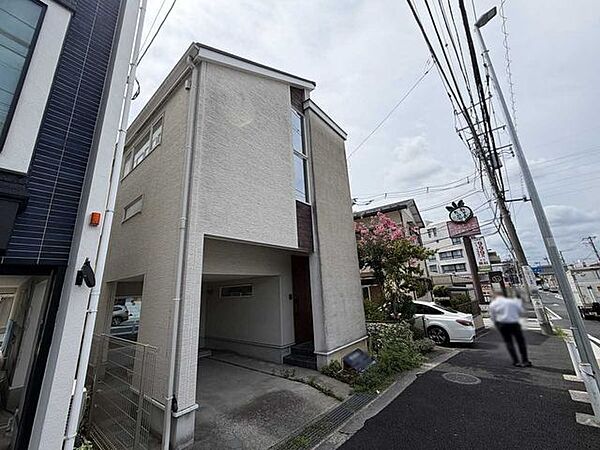 手前より二件目の建物