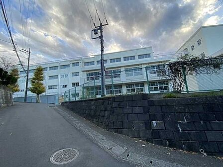 横浜市立豊田中学校 890m