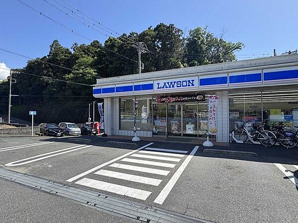 ローソン 明治学院大学南門前店 390m