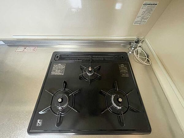キッチン設備（三口コンロ）