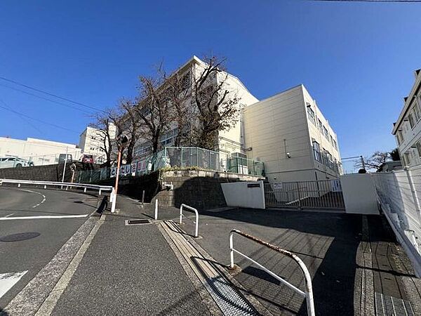 田奈小学校 900m