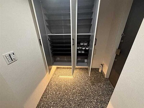 靴収納（玄関前）