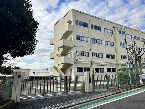 小菅ヶ谷小学校 940m