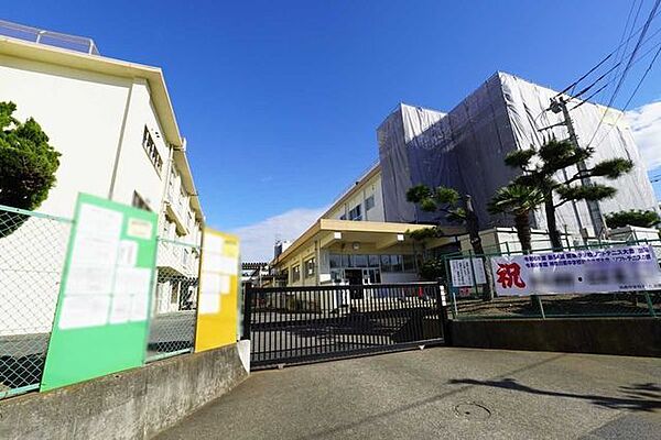 平塚市立浜岳中学校 610m