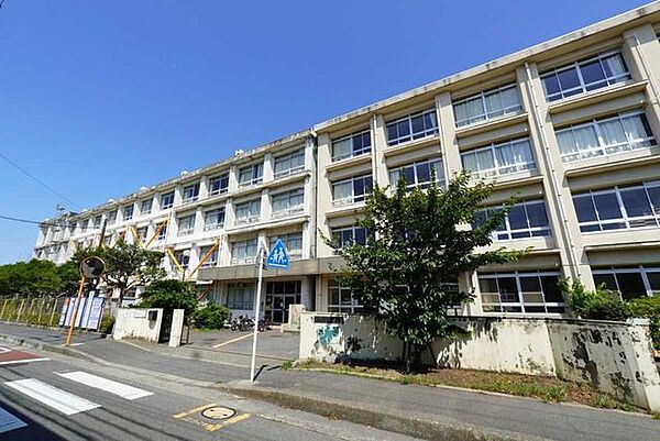 藤沢市立羽鳥小学校 900m