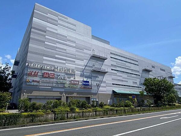 テラスモール湘南 330m