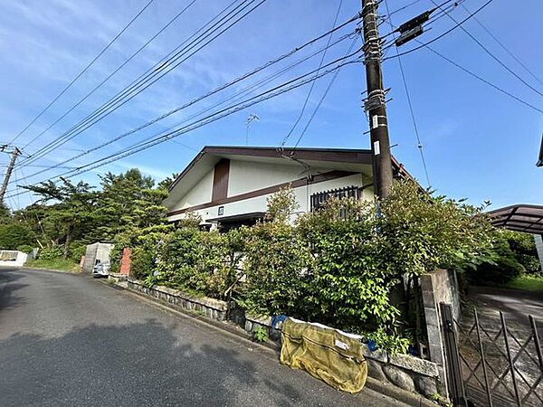 売主にて解体更地渡しを予定しております。