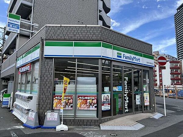 ファミリーマート阪急中津駅前店 300m