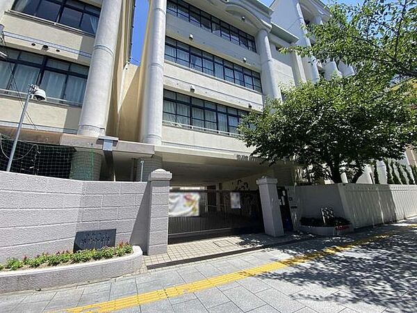 大阪市立堀川小学校 372m