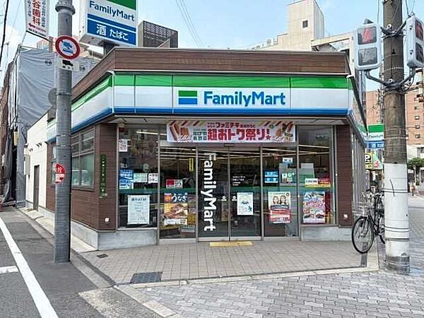 ファミリーマート中津三丁目店 260m