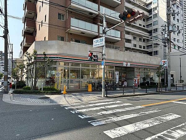 セブンイレブン梅田スカイビル前店 120m