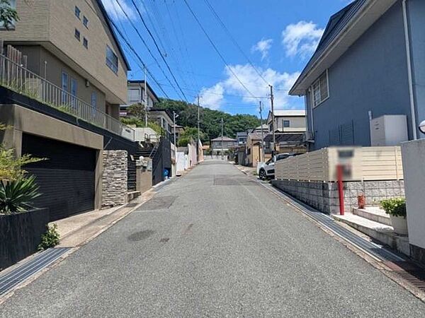 現地の前面道路（南側から北側を撮影）