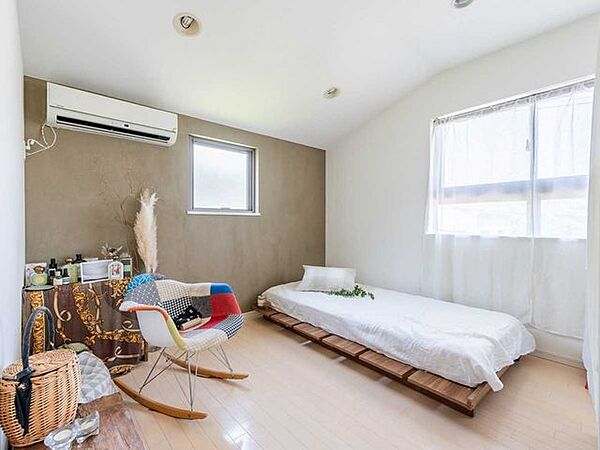 2階洋室部分は家具での間仕切りや壁を新設することで2部屋に分割可能（別途工事費要）
