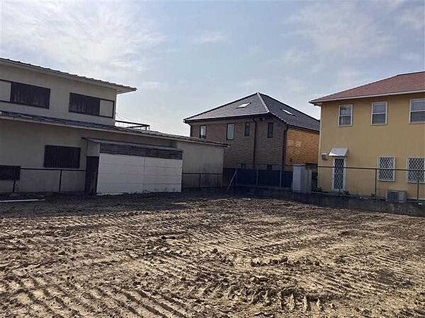敷地内の北東角から南西方向を望む
