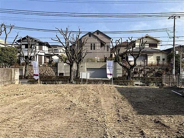 敷地内から東側前面道路を望む