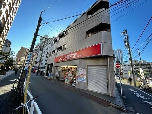 クスリの龍生堂北新宿店 750m
