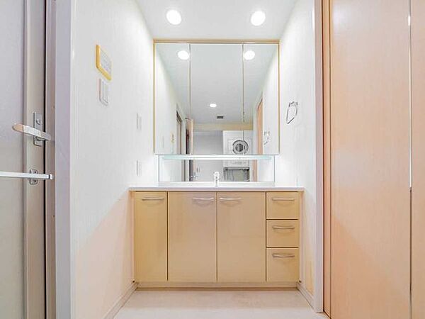 洗面所はキッチン、廊下双方向から出入り可能です