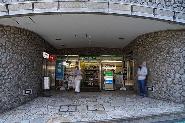 1階コンビニ：ファミリーマート参宮橋駅前店