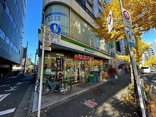 ファミリーマート　北新宿店 160m