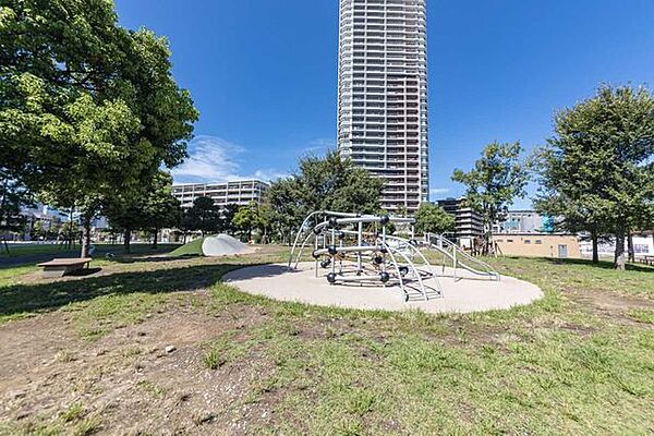若葉三丁目公園 150m