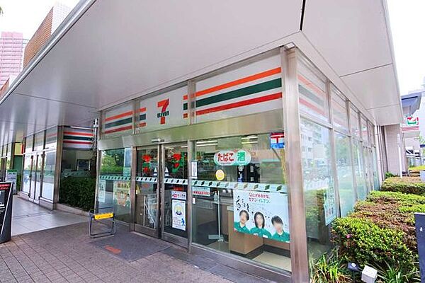 セブンイレブン新宿富久町店 210m
